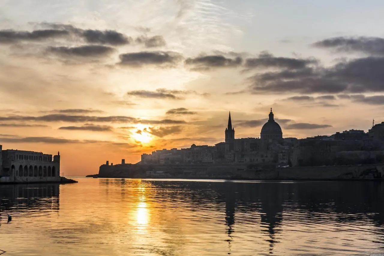 Luxury Seafront Oasis In Central Sliema W/ Pool Malta