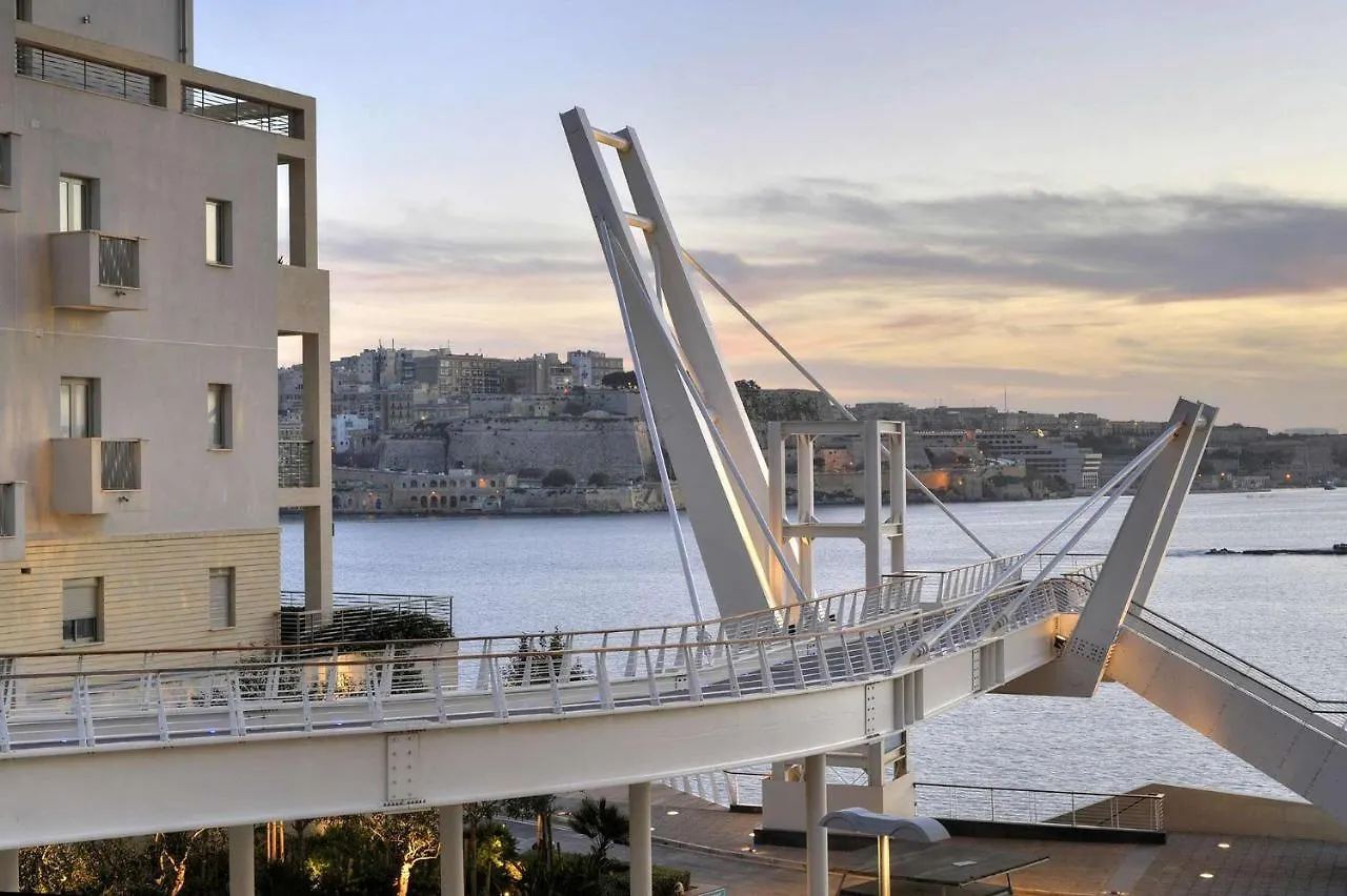 Apartment Luxury Seafront Oasis In Central Sliema W/ Pool