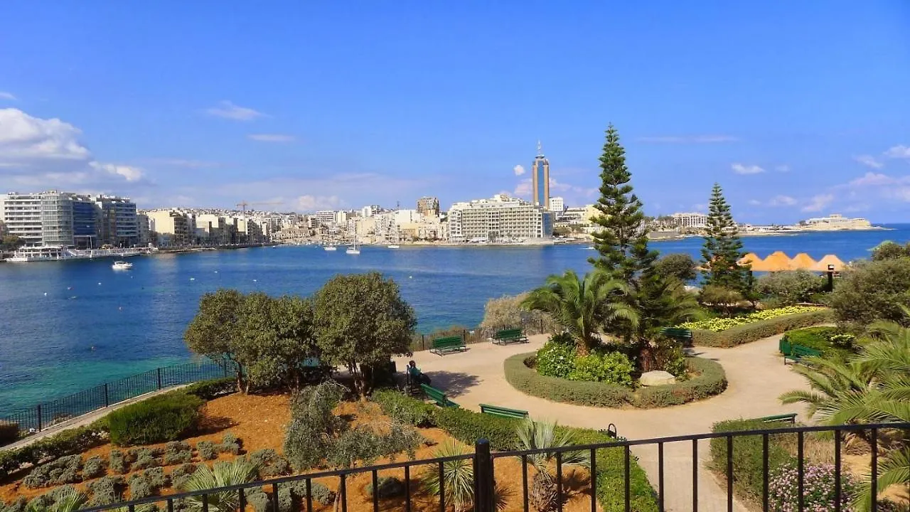 Luxury Seafront Oasis In Central Sliema W/ Pool